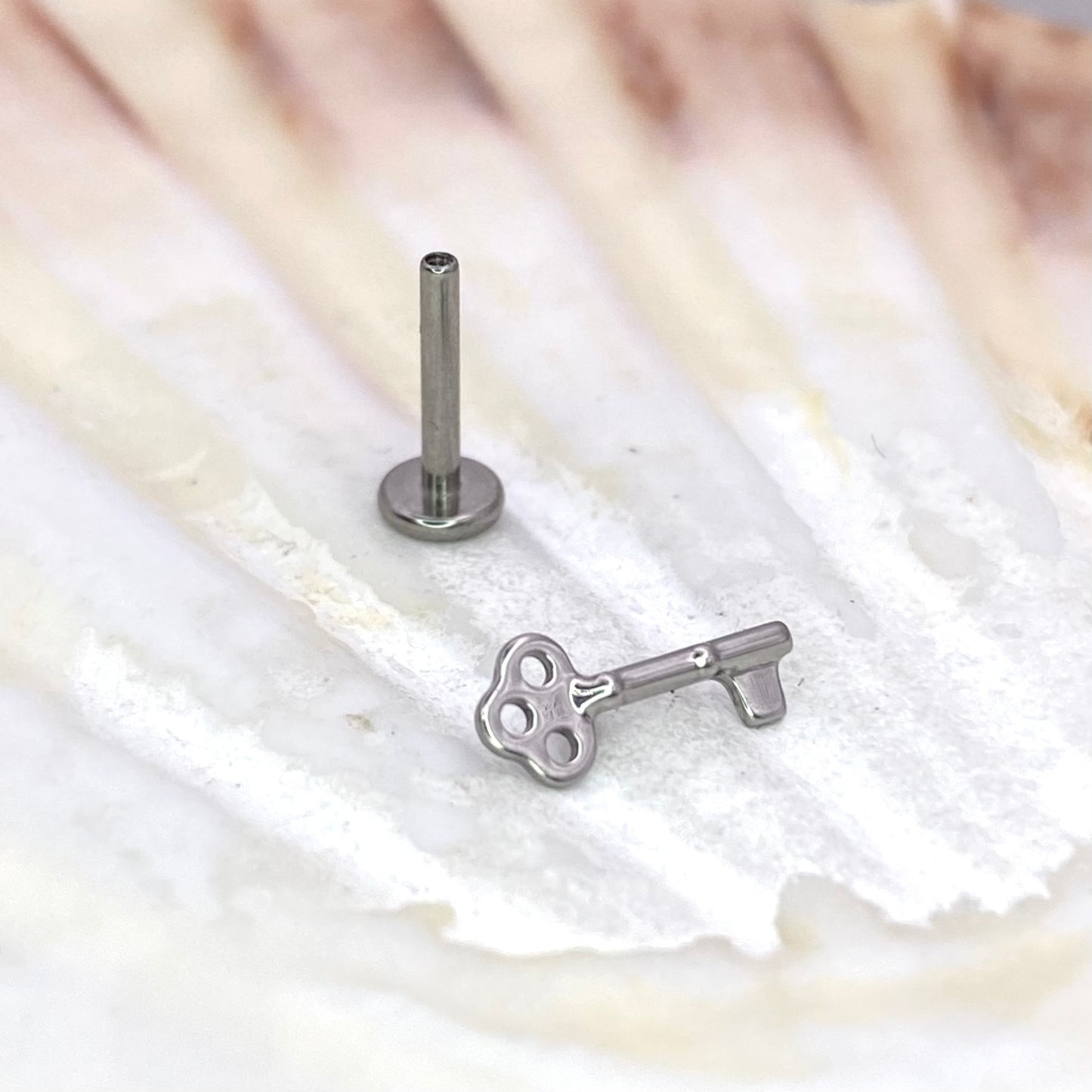 KEY Shape Top Internal Thread Top Medical grade titanium ASTM F136 Labret Stud Lobe Helix Flat Tragus piercing jewellery size:1.2 x 6/8/10mm