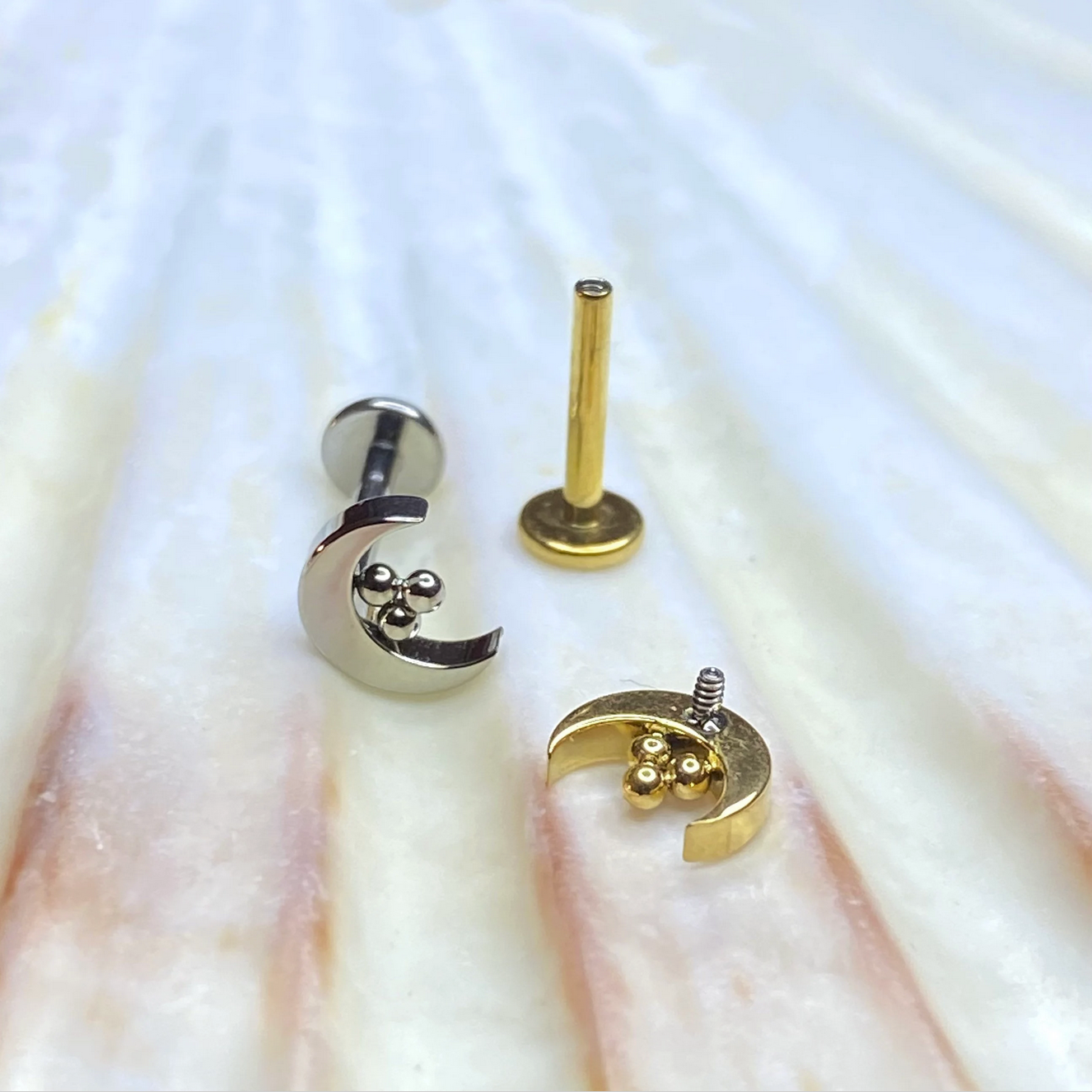 MOON with 3 Beads top Medical Grade ASTM F136 Titanium Internal Thread Labret Ear Jewellery Helix Tragus Lobe Cartilage Flat Piercing Earring 1.2x8mm