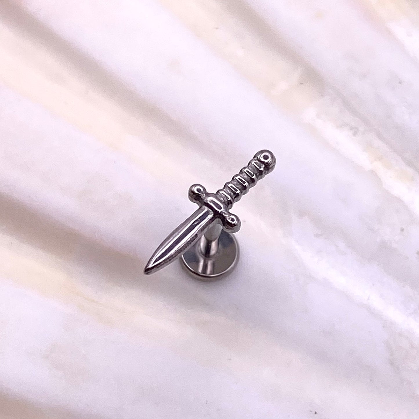 DAGGER Disc Top Internal Thread Medical grade titanium ASTM F136 Labret Stud Tragus Lobe Helix Flat Piercing Jewellery size:1.2 x 6/8/10mm