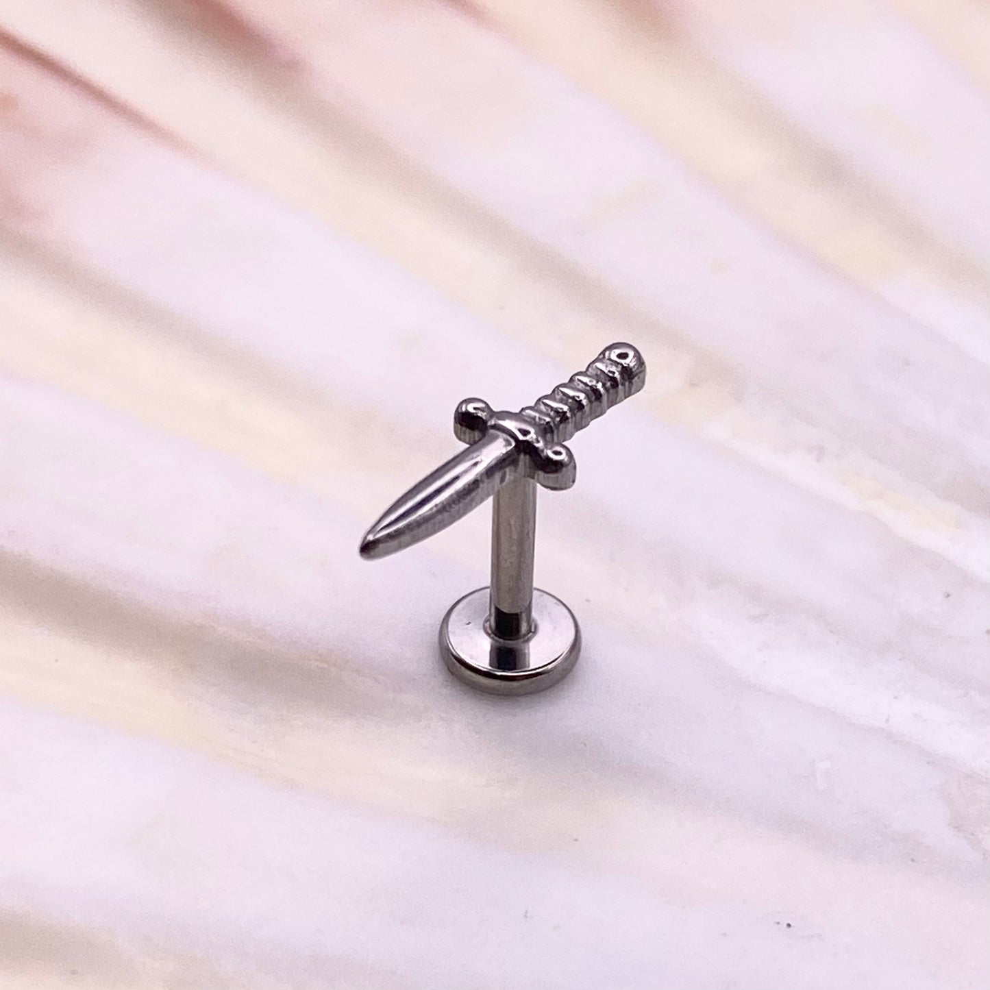 DAGGER Disc Top Internal Thread Medical grade titanium ASTM F136 Labret Stud Tragus Lobe Helix Flat Piercing Jewellery size:1.2 x 6/8/10mm