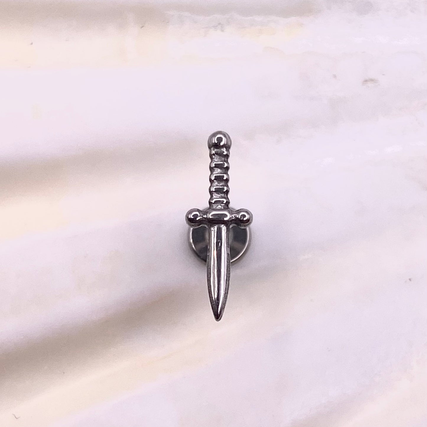 DAGGER Disc Top Internal Thread Medical grade titanium ASTM F136 Labret Stud Tragus Lobe Helix Flat Piercing Jewellery size:1.2 x 6/8/10mm