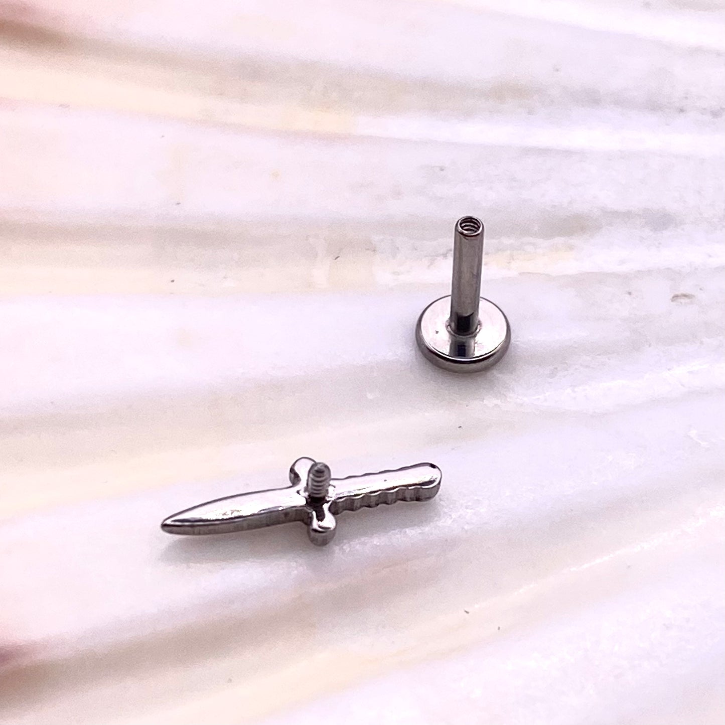 DAGGER Disc Top Internal Thread Medical grade titanium ASTM F136 Labret Stud Tragus Lobe Helix Flat Piercing Jewellery size:1.2 x 6/8/10mm