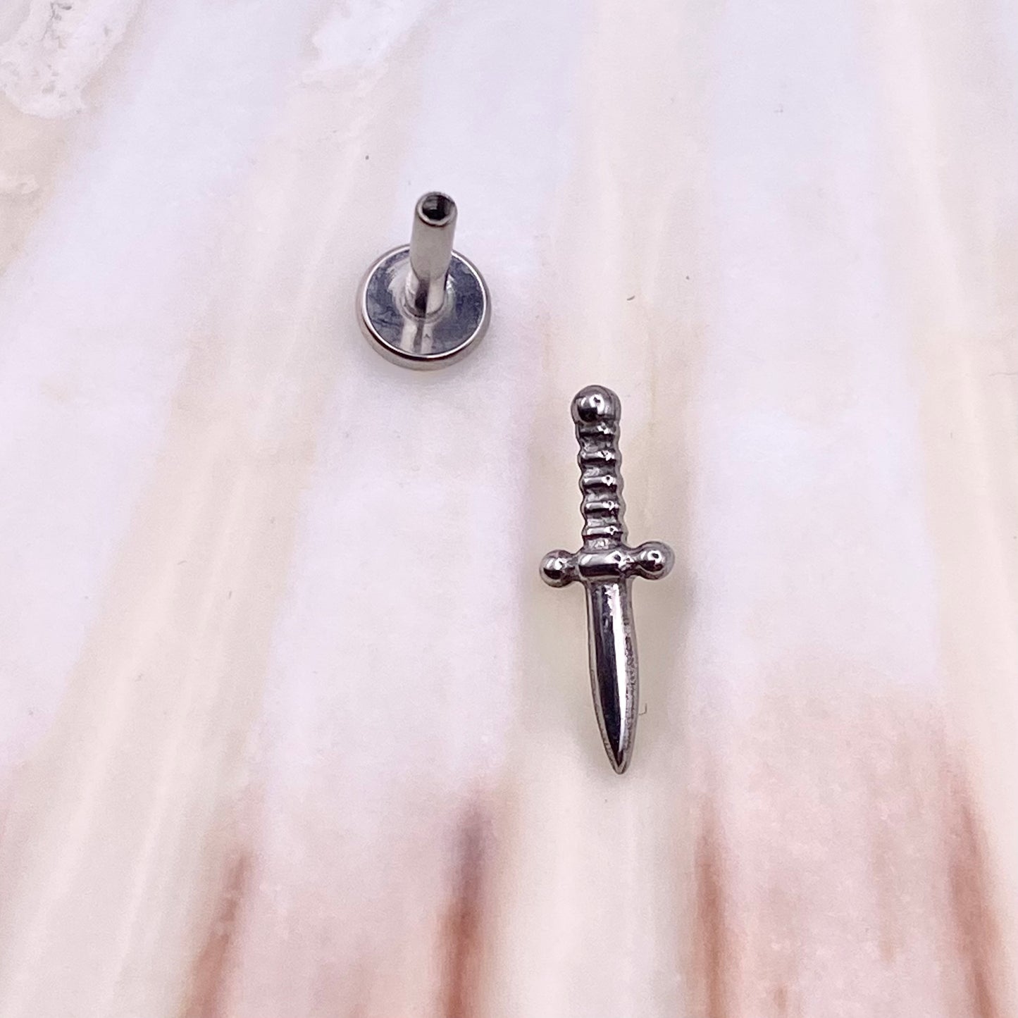 DAGGER Disc Top Internal Thread Medical grade titanium ASTM F136 Labret Stud Tragus Lobe Helix Flat Piercing Jewellery size:1.2 x 6/8/10mm