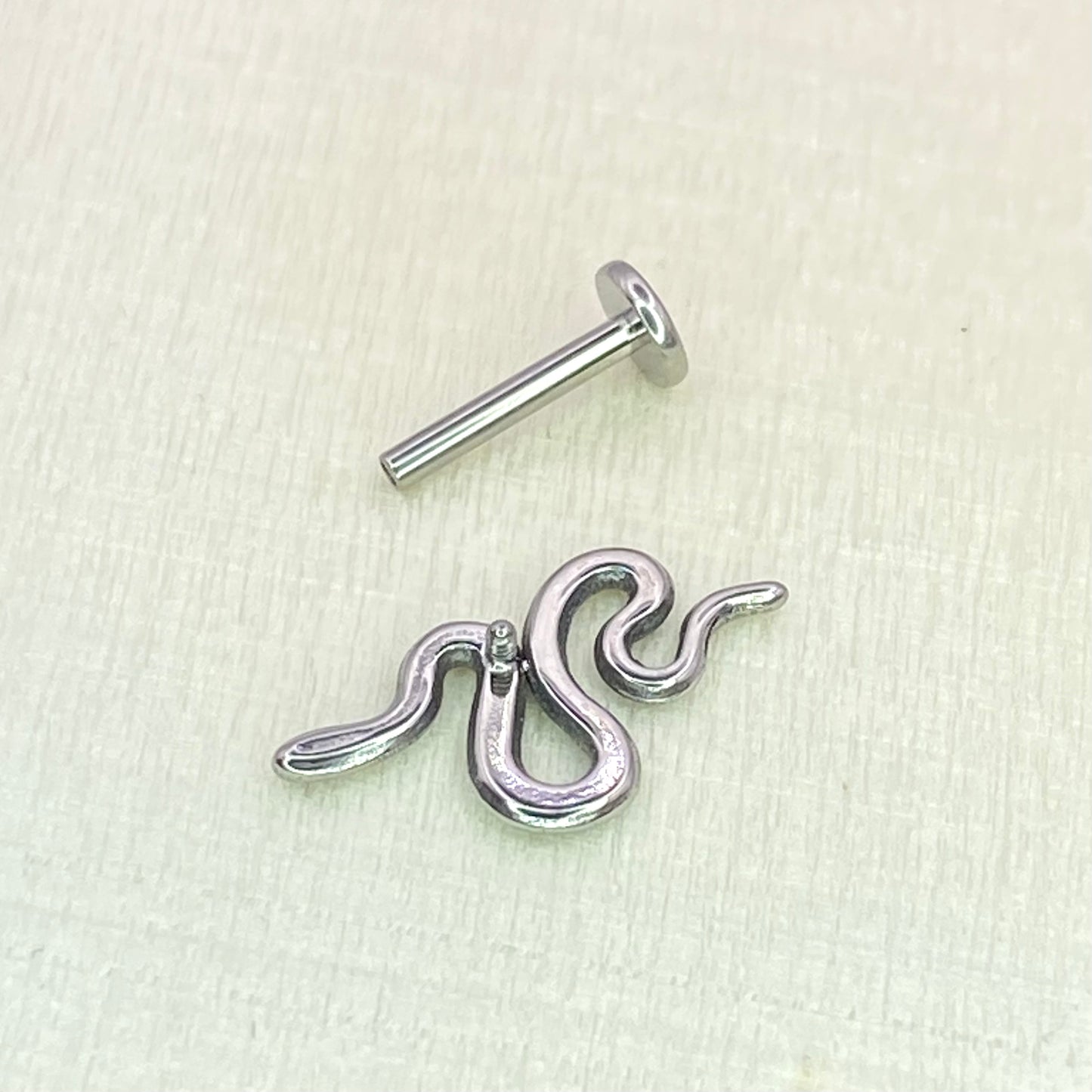 Large SNAKE Internal Thread Top Medical grade titanium ASTM F136 Labret Stud Lobe  Flat  size:1.2 x 6/8/10mm