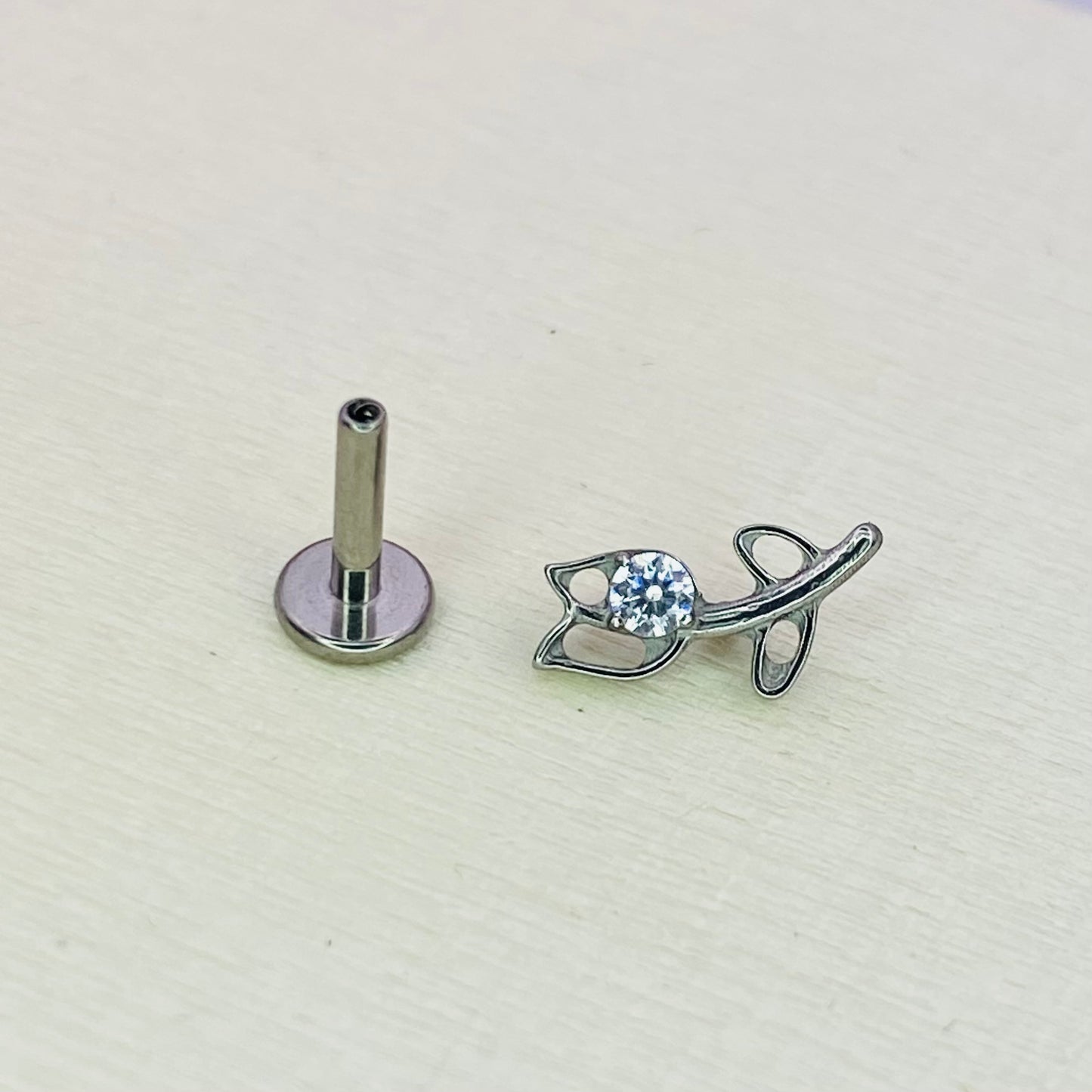 TULIP with clear gem Internal Thread Top Medical grade titanium ASTM F136 Labret Stud for Lobe Helix Tragus  size:1.2 x 6/8/10mm