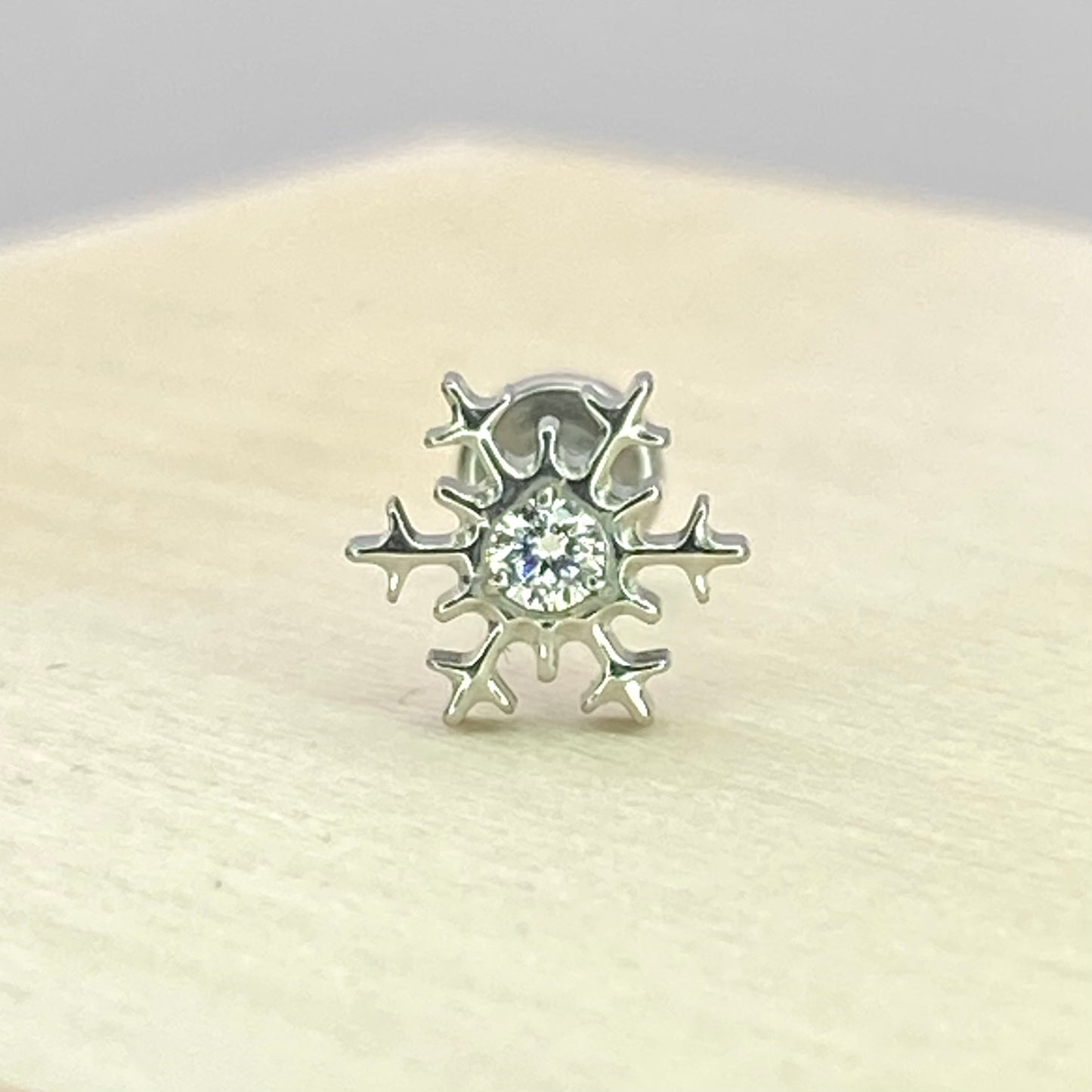 SNOWFLAKE Clear Gem Top Internal Thread Medical grade ASTM F136 titanium Labret Stud Lobe Helix Flat Piercing Jewellery size:1.2 x 8mm