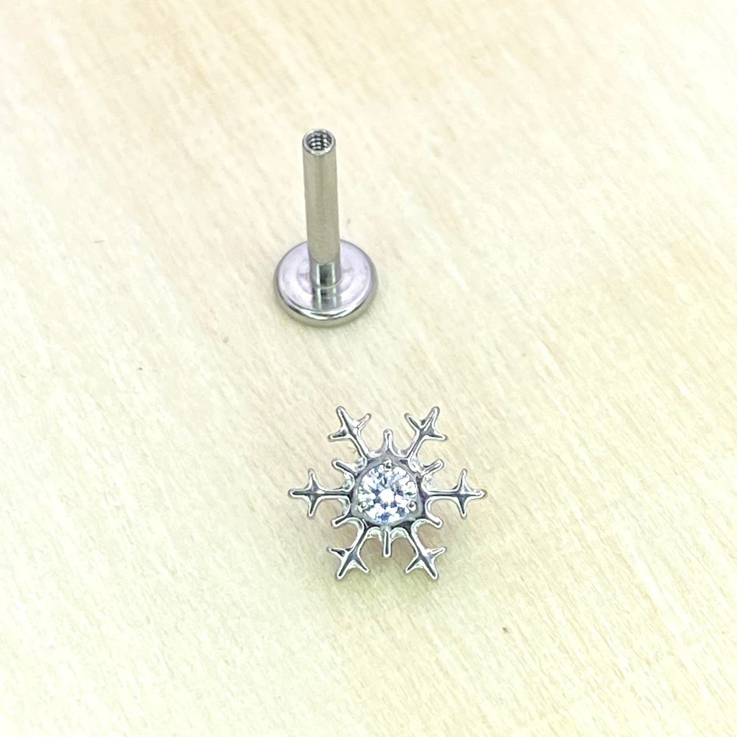 SNOWFLAKE Clear Gem Top Internal Thread Medical grade ASTM F136 titanium Labret Stud Lobe Helix Flat Piercing Jewellery size:1.2 x 8mm