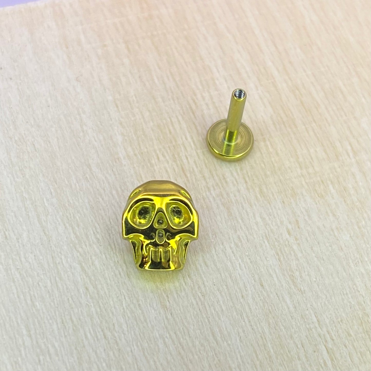 GOLD Anodized Skull Disc Top ASTM F-136 Medical Grade Titanium Labret 1.2x8mm Internal Thread Conch Helix Tragus Lobe Earring