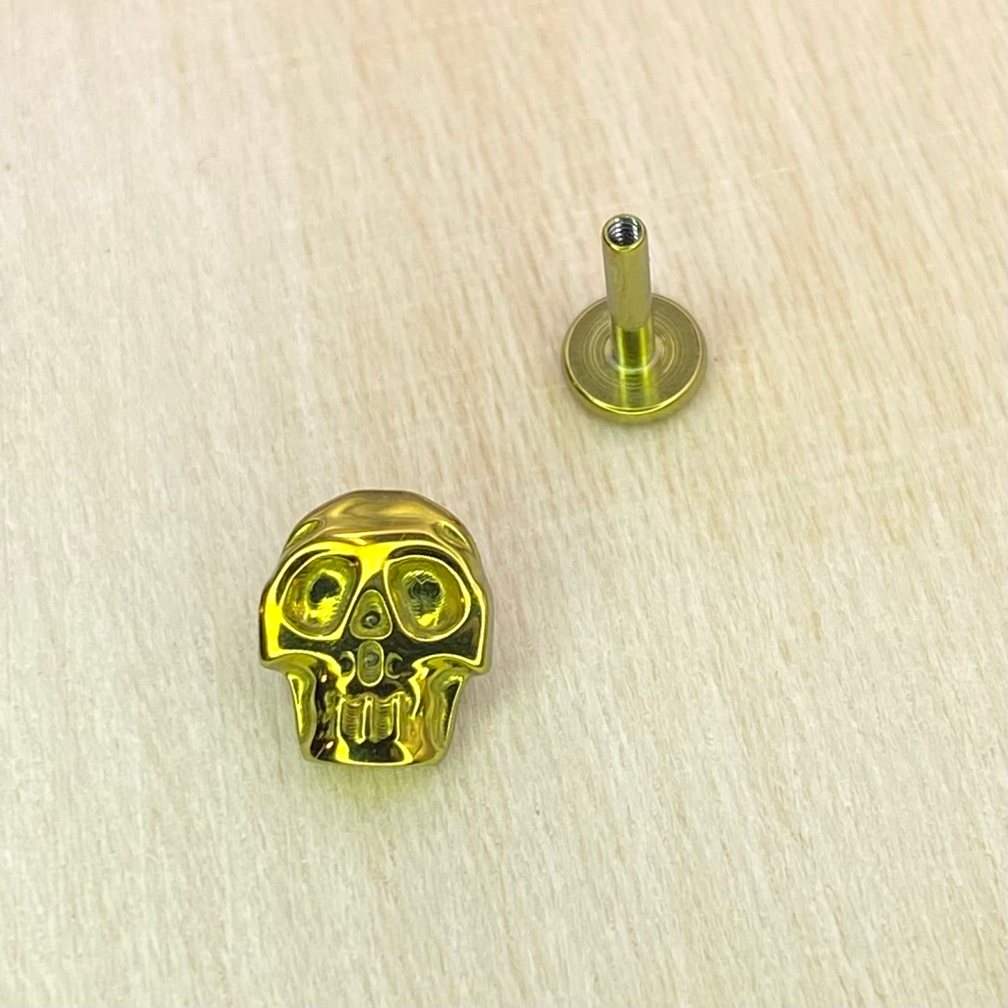 GOLD Anodized Skull Disc Top ASTM F-136 Medical Grade Titanium Labret 1.2x8mm Internal Thread Conch Helix Tragus Lobe Earring