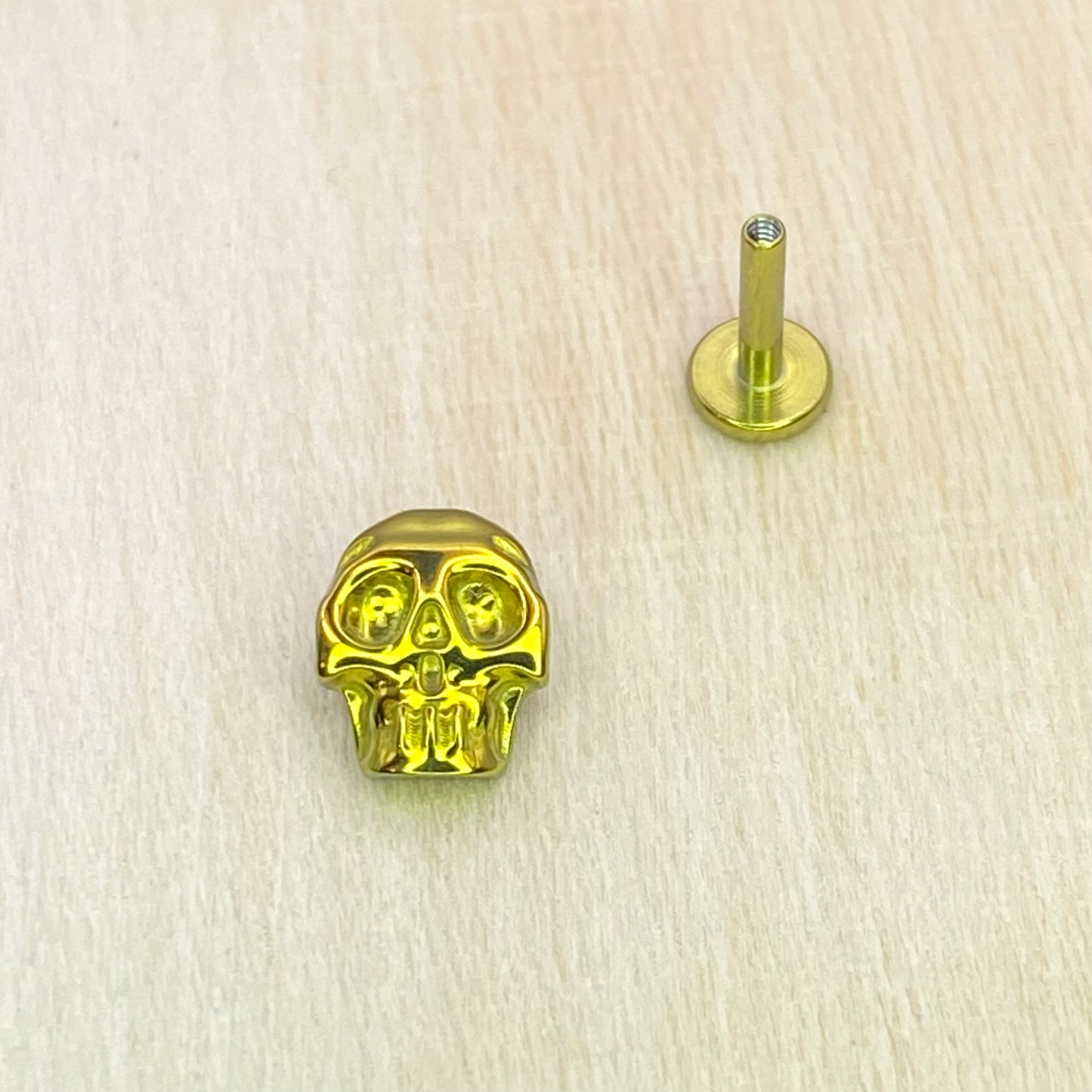 GOLD Anodized Skull Disc Top ASTM F-136 Medical Grade Titanium Labret 1.2x8mm Internal Thread Conch Helix Tragus Lobe Earring