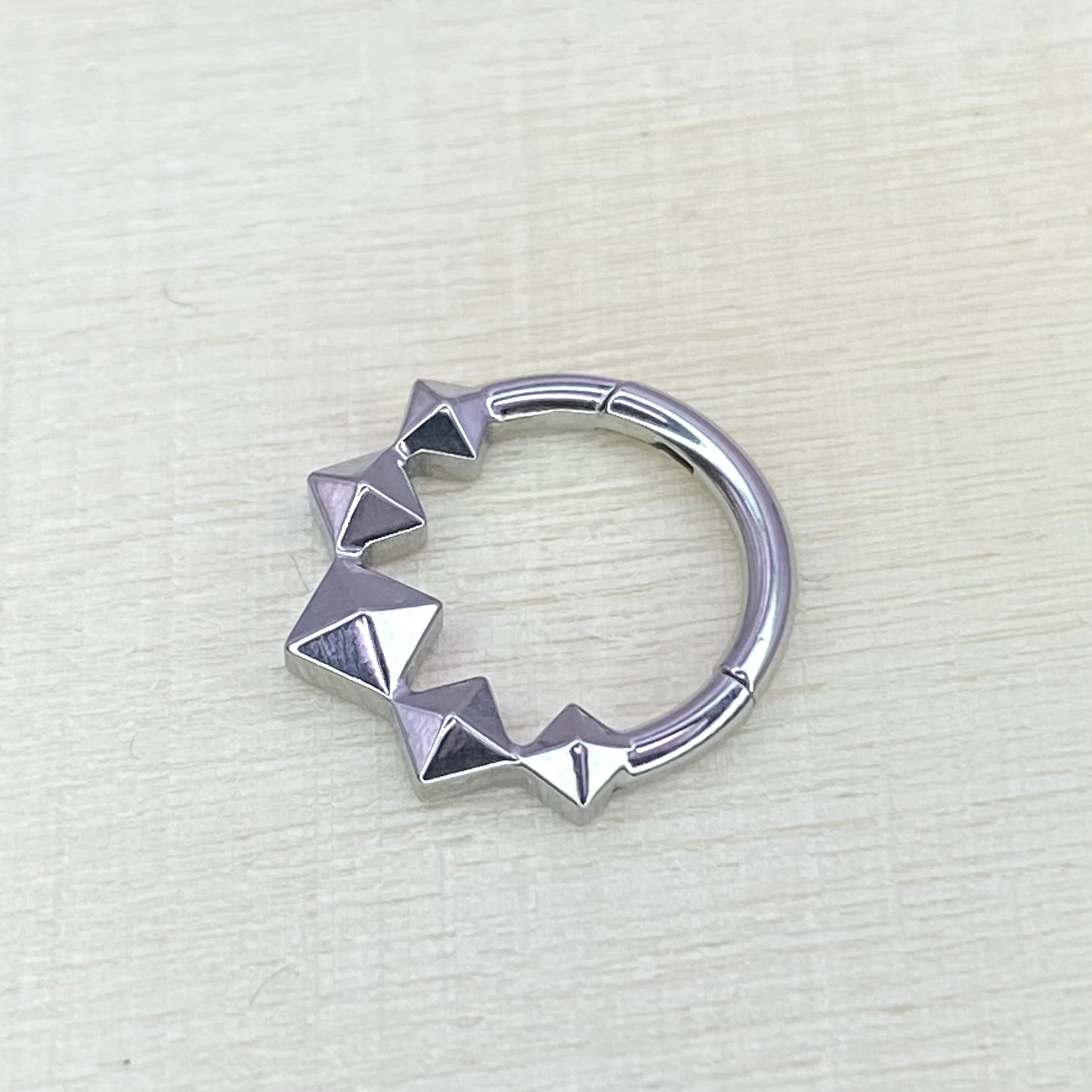 5 PYRAMIDS Forward Facing Titanium Clicker Hoop for Septum, Daith and Cartilage Piercings