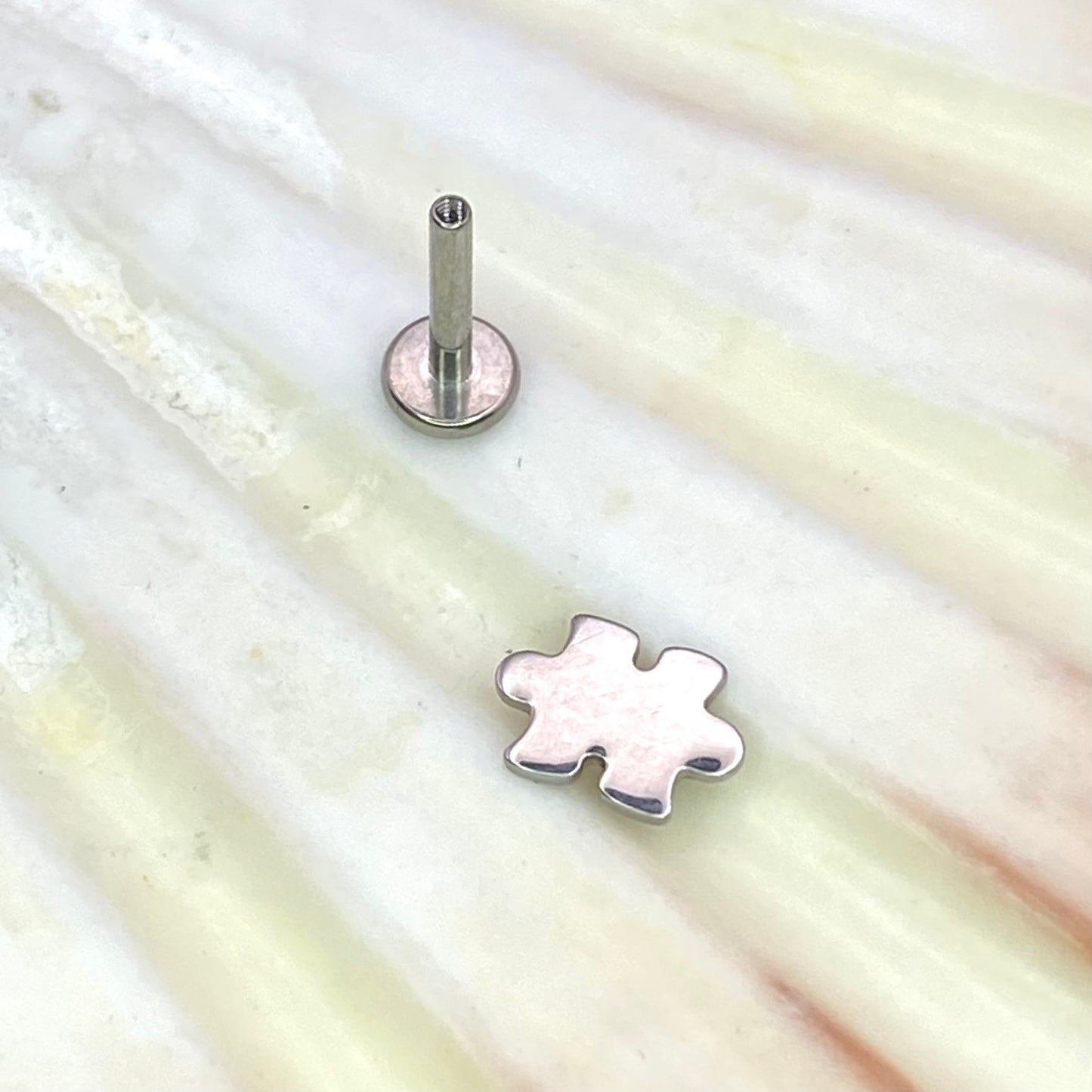 PUZZLE Piece Shape Disc Top Medical grade ASTM:F-136 titanium labret 1.2x6/8/10mm internal thread conch helix tragus flat ear lobe jewellery