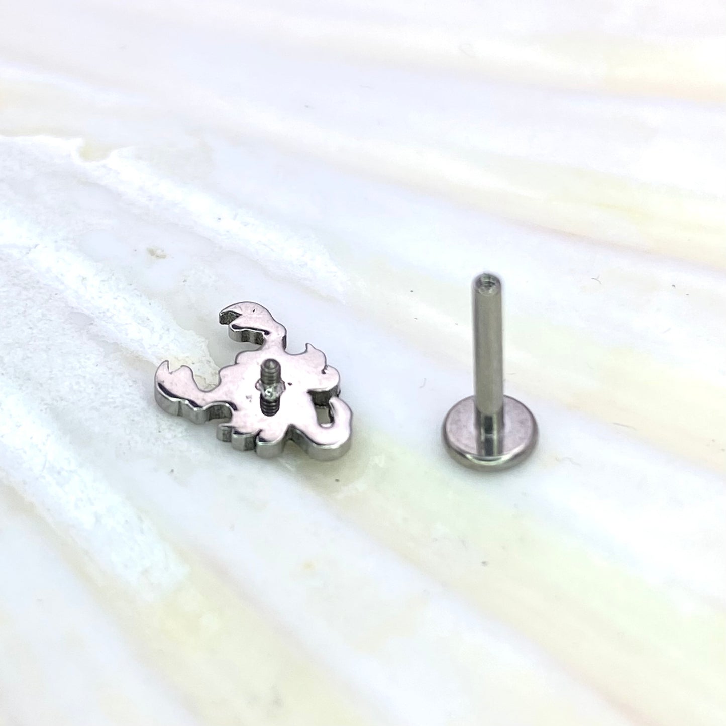 SCORPION Top Medical grade ASTM:F-136 titanium labret 1.2x8mm internal thread helix tragus flat ear lobe jewellery