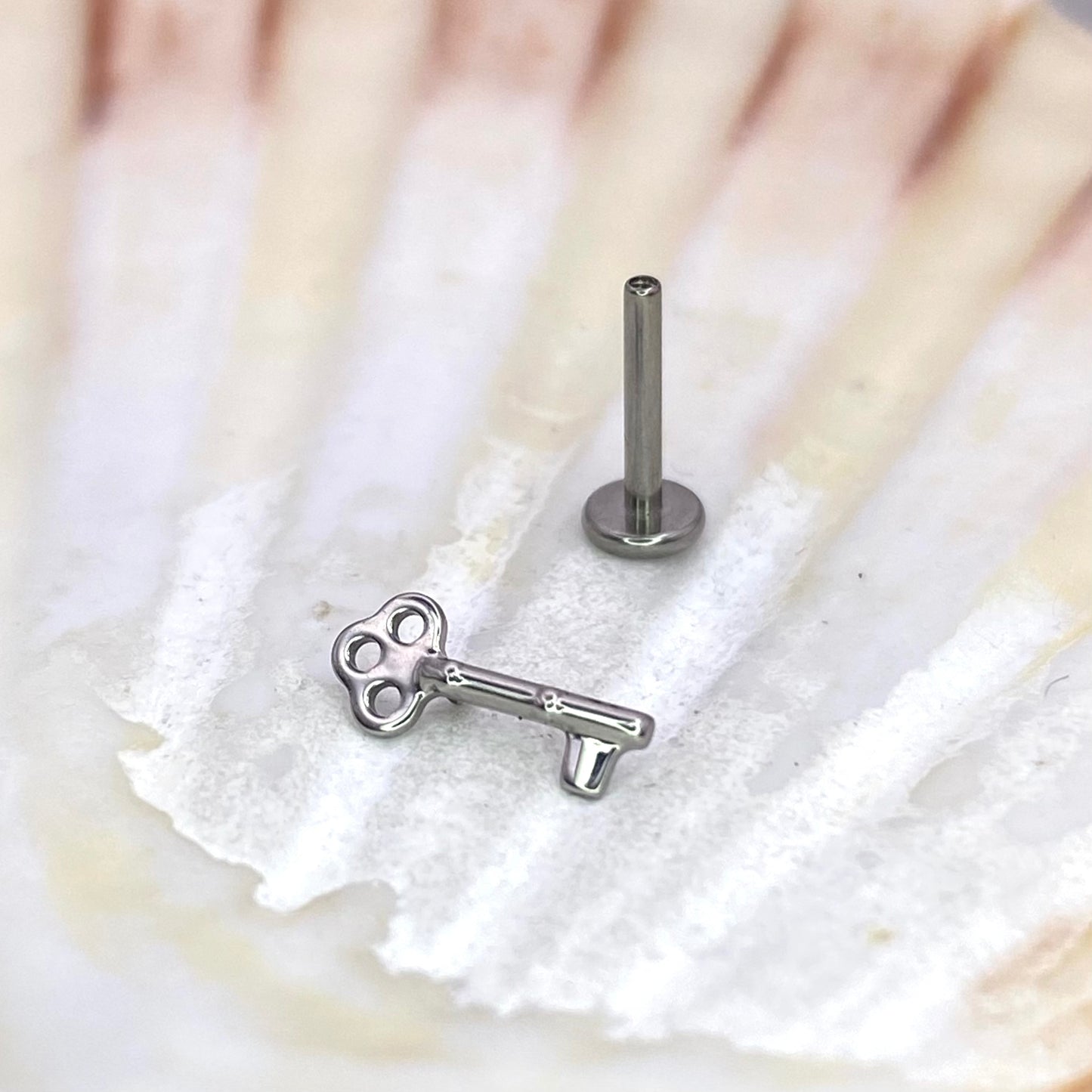 KEY Shape Top Internal Thread Top Medical grade titanium ASTM F136 Labret Stud Lobe Helix Flat Tragus piercing jewellery  size:1.2 x 6/8/10mm