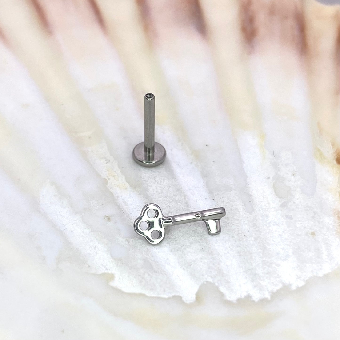 KEY Shape Top Internal Thread Top Medical grade titanium ASTM F136 Labret Stud Lobe Helix Flat Tragus piercing jewellery  size:1.2 x 6/8/10mm