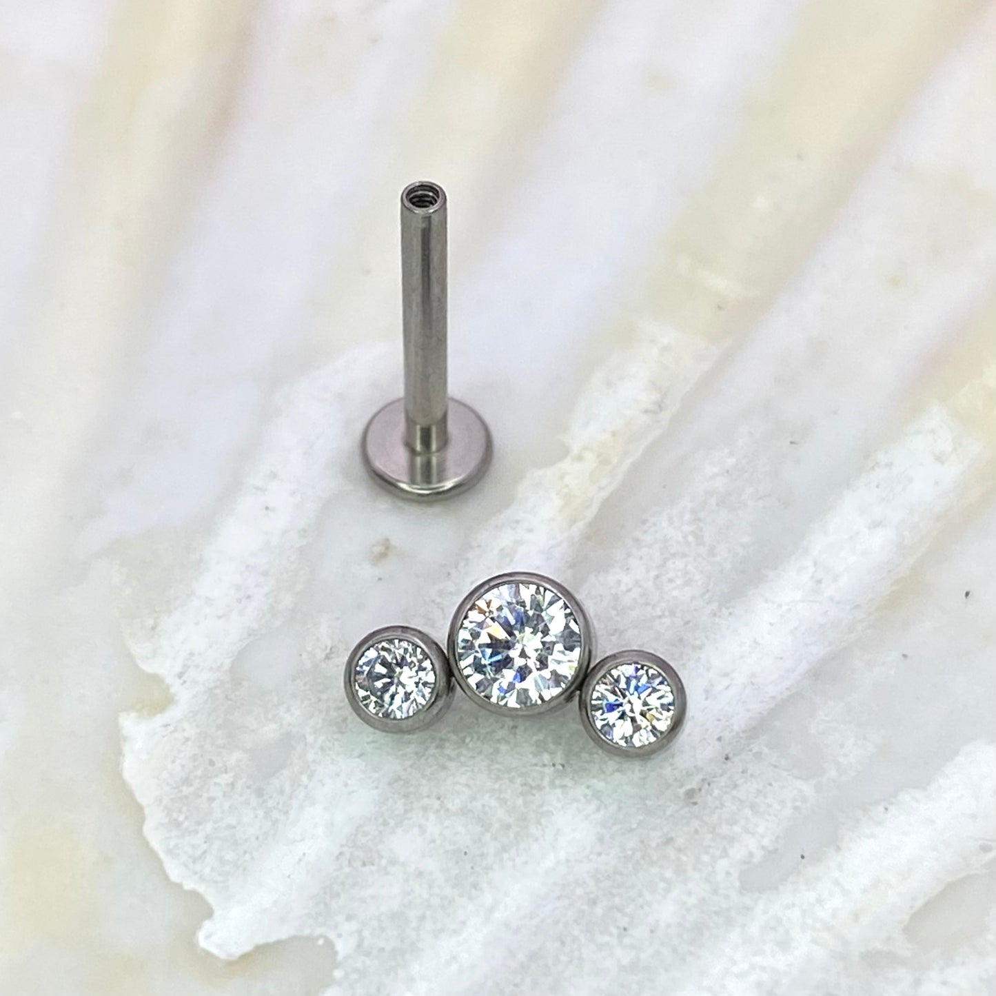 CLEAR TRIPLE GEM Cluster Top Medical Grade ASTM F136 Titanium Internal Thread Labret Ear Jewellery Helix Tragus Lobe Cartilage Earring 16g