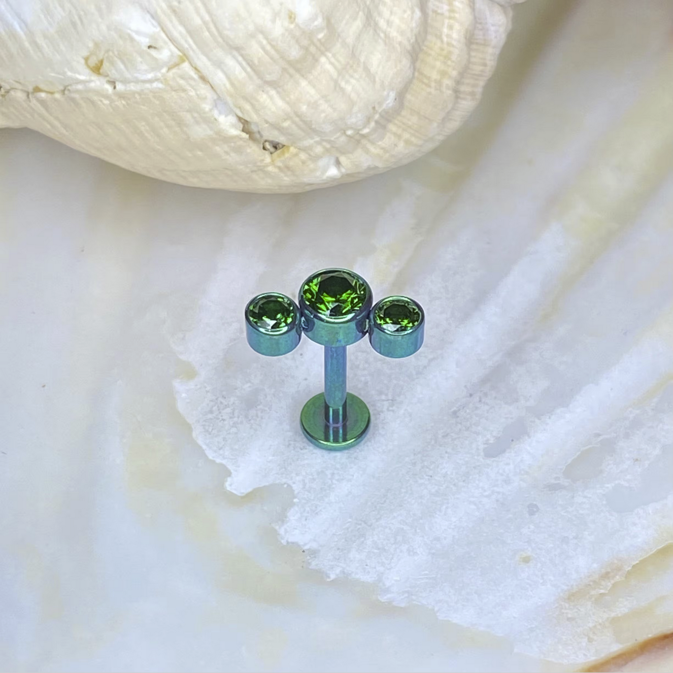 Emerald Green Swarovski Cluster Gem Green Anodized Medical grade ASTM:F-136 titanium labret 1.2x8mm, internal thread, for ear piercing