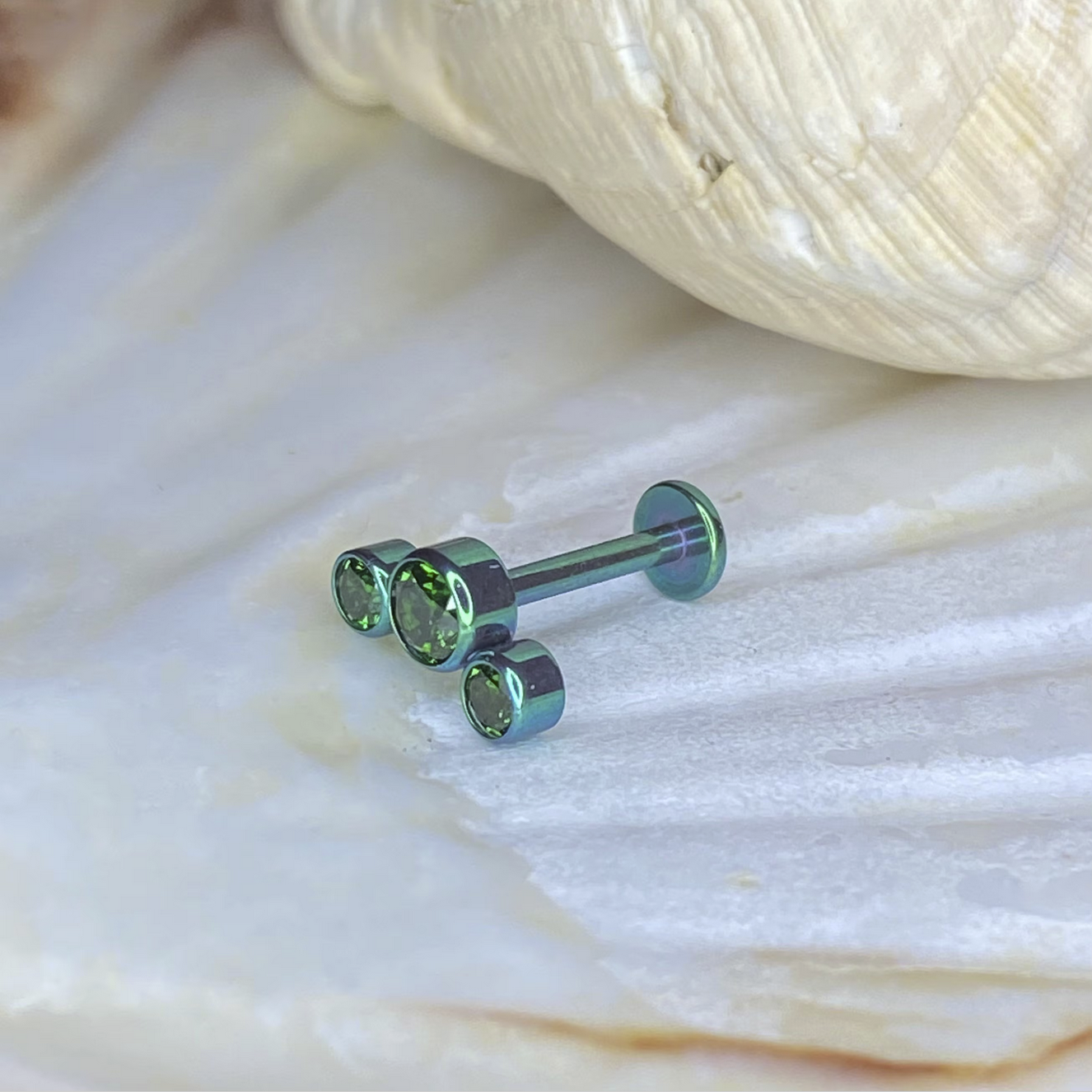 Emerald Green Swarovski Cluster Gem Green Anodized Medical grade ASTM:F-136 titanium labret 1.2x8mm, internal thread, for ear piercing