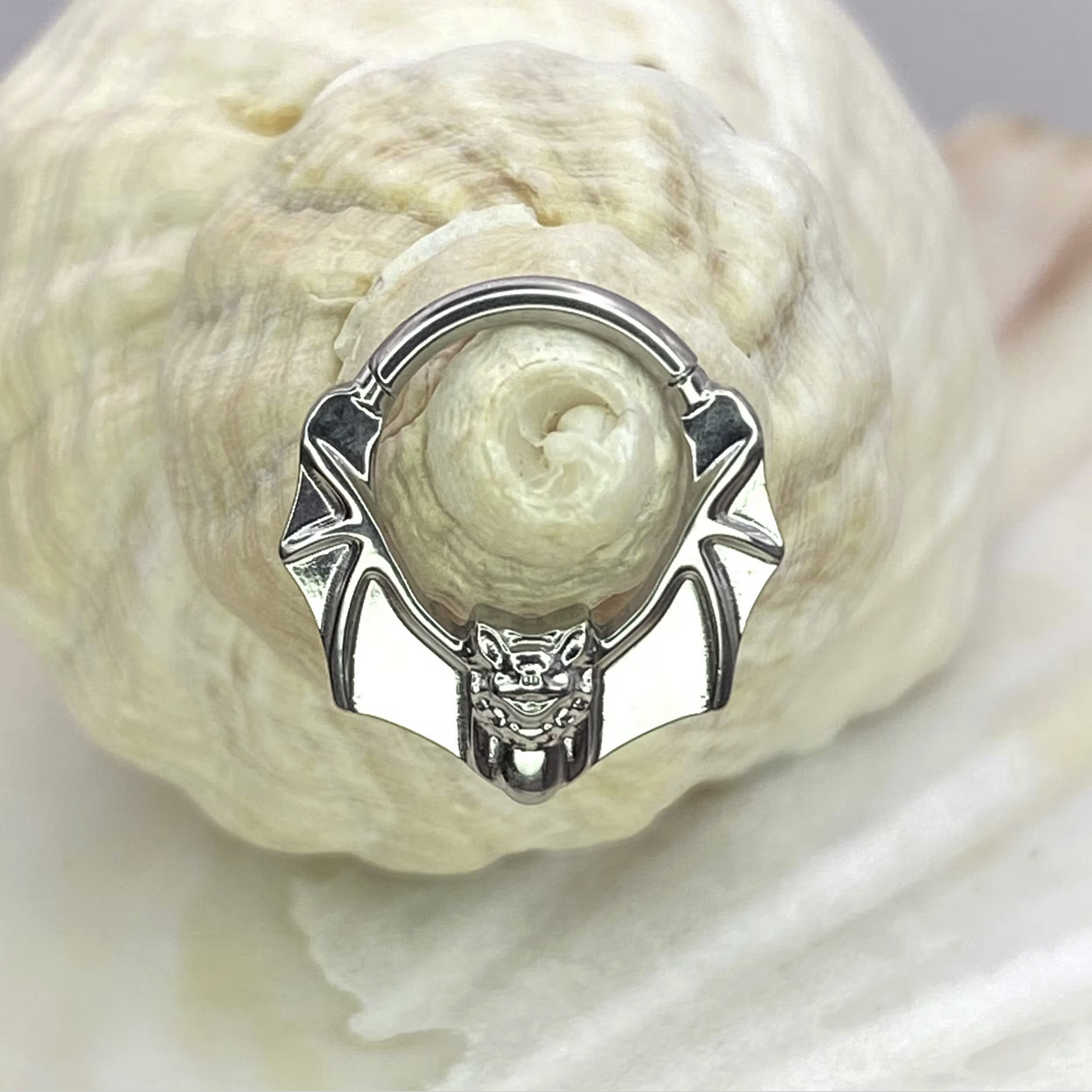 Flying BAT Forward Facing Medical Grade ASTM F-136 Titanium Hinged Ring Clicker Hoop Cartilage Daith Septum Piercing Jewellery